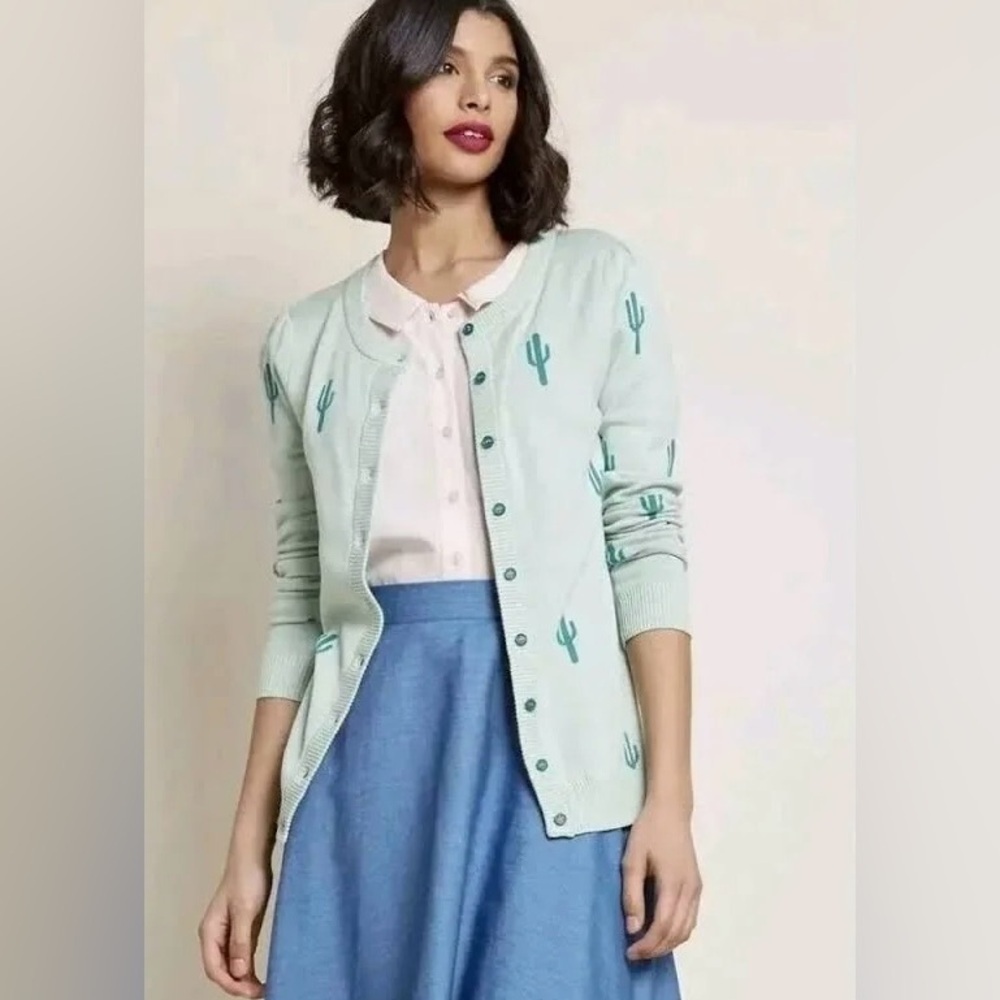 Modcloth Women’s Novelty Cactus Print Cardigan in Green Size M